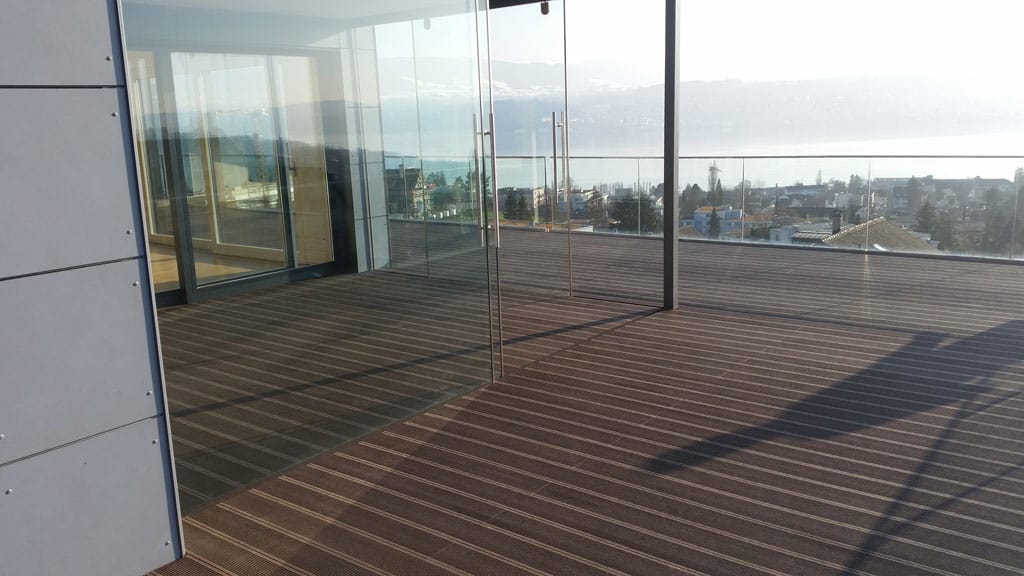 WPC-Dachterrasse mit dunklen Dielen an einer Attika in der Region Zürich
