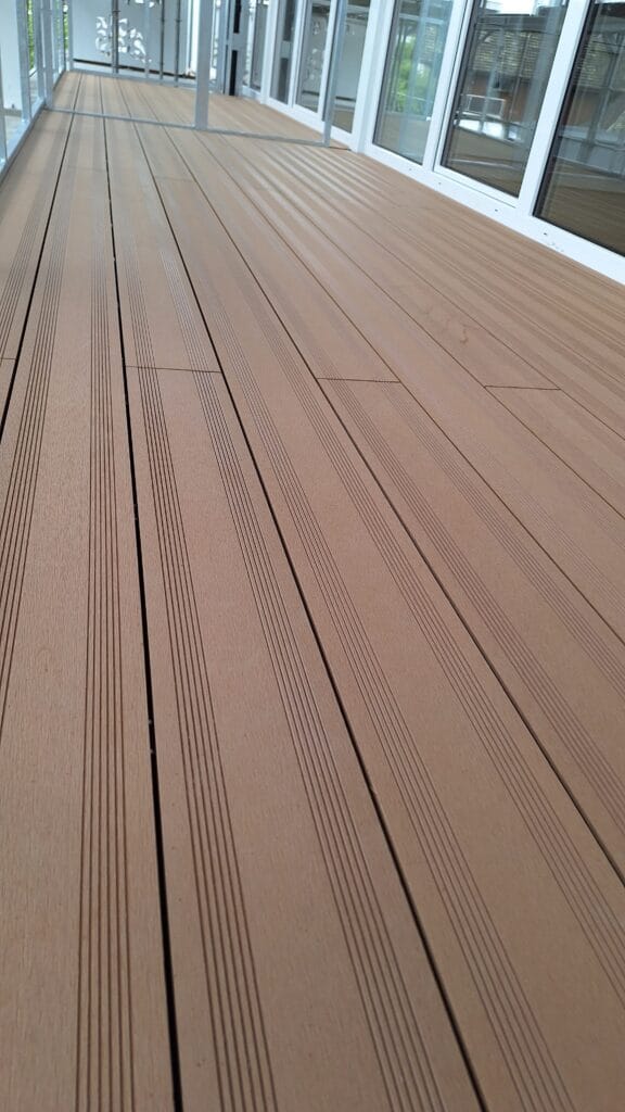 Braune WPC-Terrassendielen