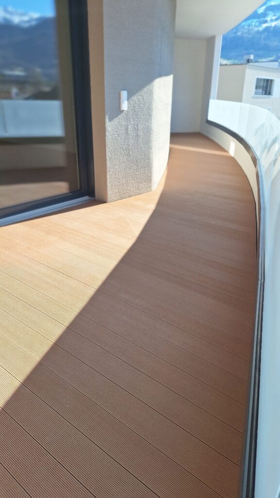 Neu verlegte braune WPC-Terrassendielen